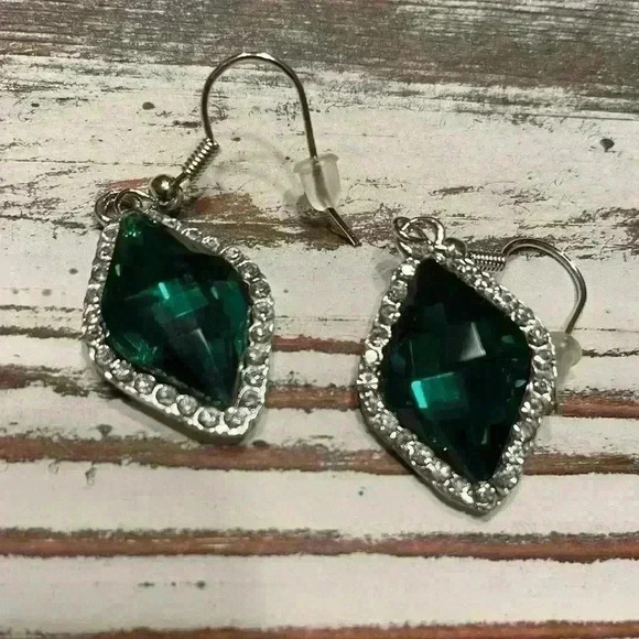 Emerald Costume necklace and earring set - Picture 2 of 4